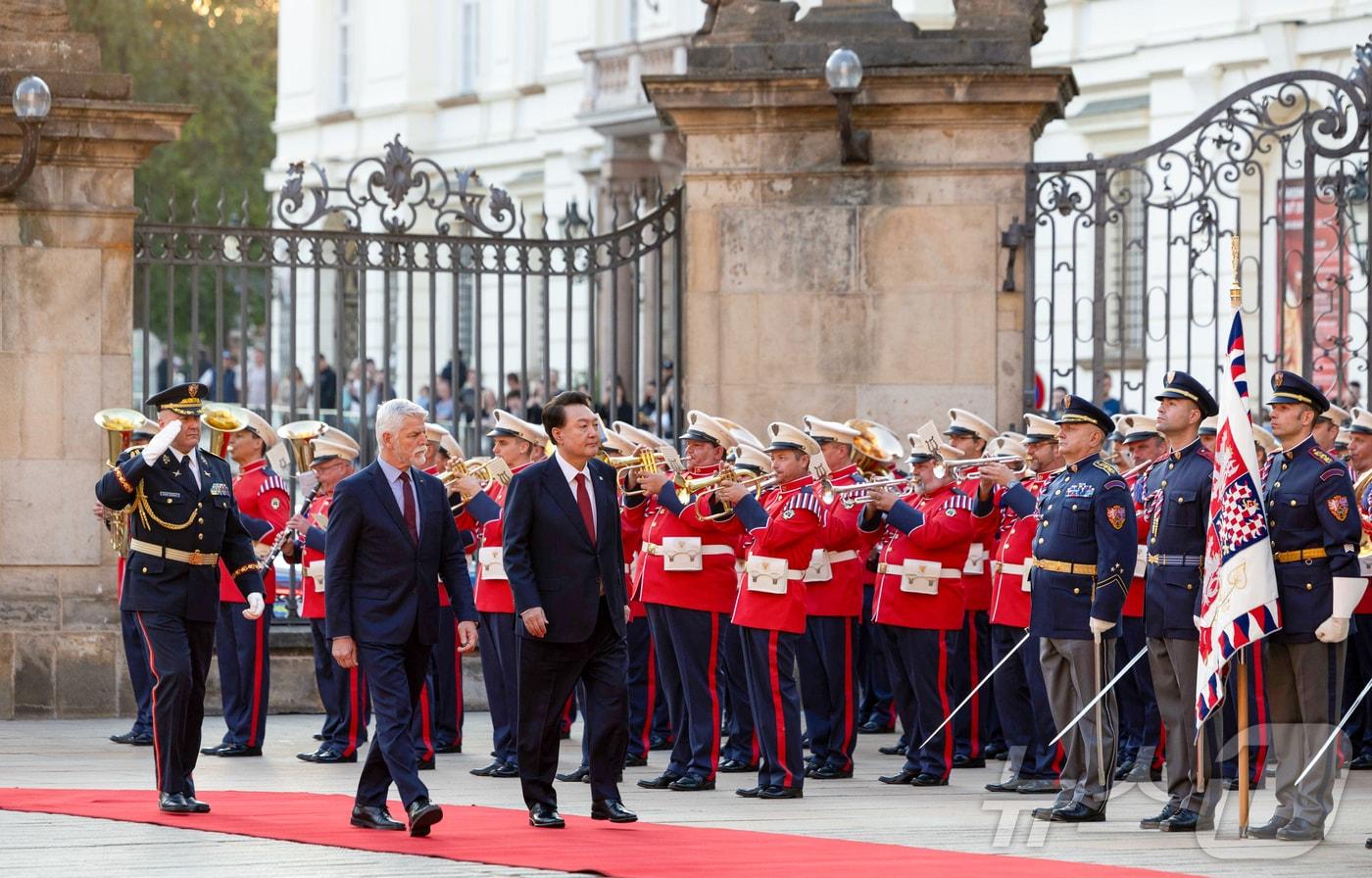 윤석열 대통령이 19일(현지시간) 체코 프라하성 제1광장에서 열린 공식환영식에서 페트르 파벨 체코 대통령과 의장대를 사열하고 있다. (대통령실 제공) 2024.9.20/뉴스1 ⓒ News1 송원영 기자
