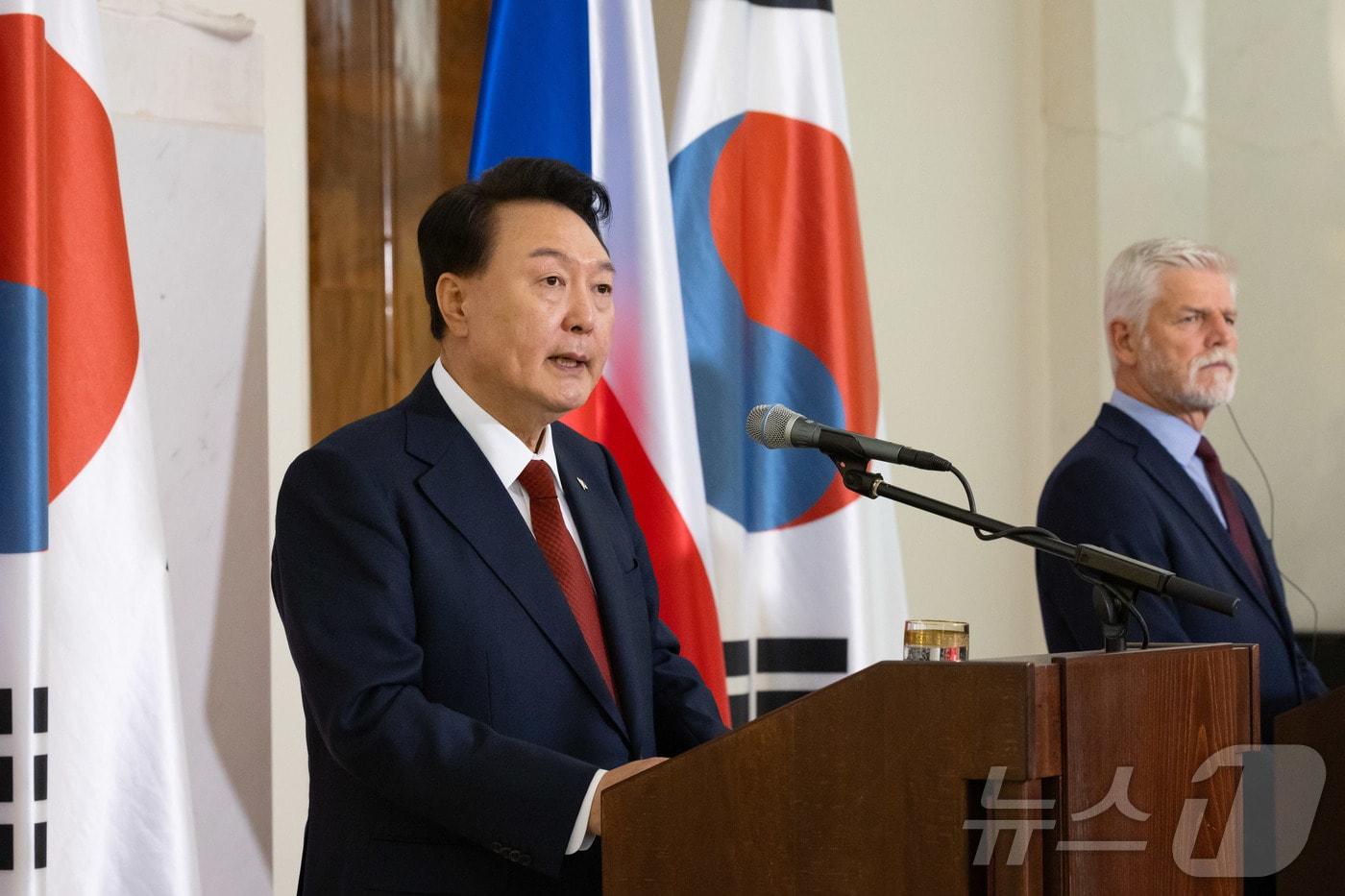 윤석열 대통령과 페트르 파벨 체코 대통령이 19일&#40;현지시간&#41; 체코 프라하성에서 한·체코 정상 공동기자회견을 하고 있다. &#40;대통령실 홈페이지&#41; 2024.9.20/뉴스1 ⓒ News1 송원영 기자