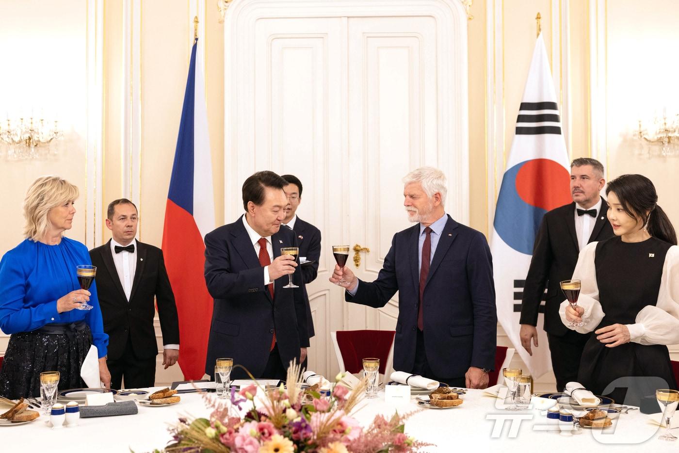 본문 이미지 - 윤석열 대통령과 김건희 여사가 19일(현지시간) 체코 프라하성에서 열린 공식만찬에서 페트르 파벨 체코 대통령 부부와 잔을 부딪치고 있다. (대통령실 제공) 2024.9.20/뉴스1 ⓒ News1 송원영 기자