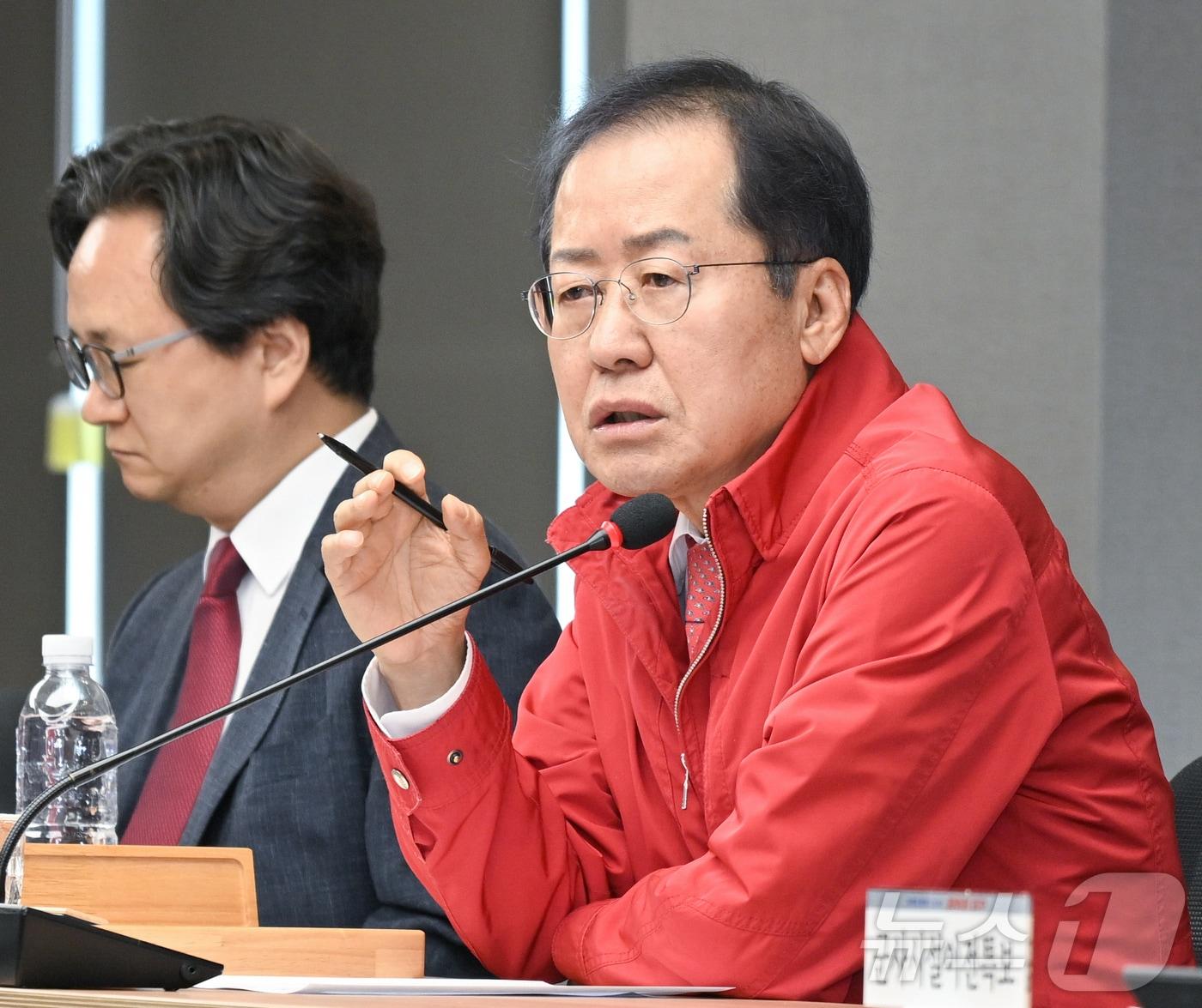 본문 이미지 - 20일 대구시청 산격청사에서 열린 간부회의에서 홍준표 시장이 발언하고 있다.(대구시 제공)