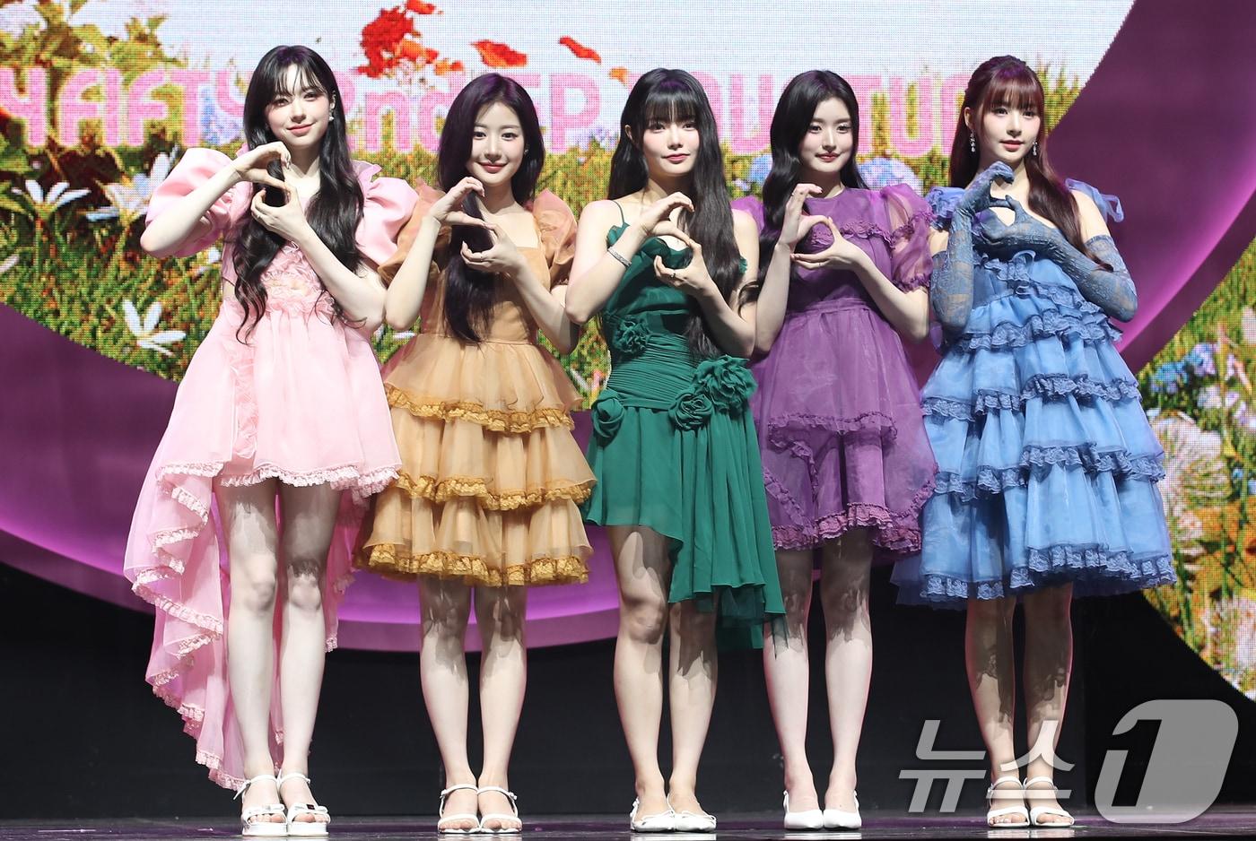 그룹 피프티 피프티(FIFTY FIFTY)의 문샤넬(왼쪽부터)과 예원, 키나, 아테나, 하나가 20일 서울 광진구 예스24라이브홀에서 가진 두 번째 미니 앨범 '러브 튠(Love Tune)' 발매 쇼케이스에서 포즈를 취하고 있다. 2024.9.20/뉴스1 ⓒ News1 권현진 기자