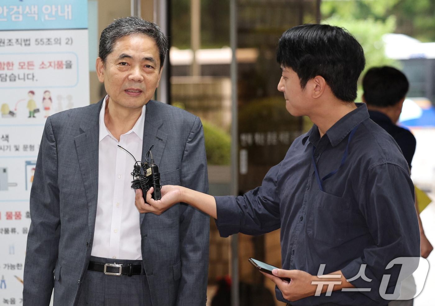 곽상도 전 국회의원이 20일 오후 서울 서초구 서울중앙지법에서 열린 특정범죄가중처벌등에관한법률위반&#40;뇌물&#41;과 관련한 첫 공판에 출석하며 취재진 질문에 답변하고 있다. 곽 전 의원은 화천대유에서 일한 아들의 성과급과 퇴직금을 가장해 거액의 뇌물을 받은 혐의로 추가 기소 돼 아들과 함께 재판을 받는다. 2024.9.20/뉴스1 ⓒ News1 장수영 기자