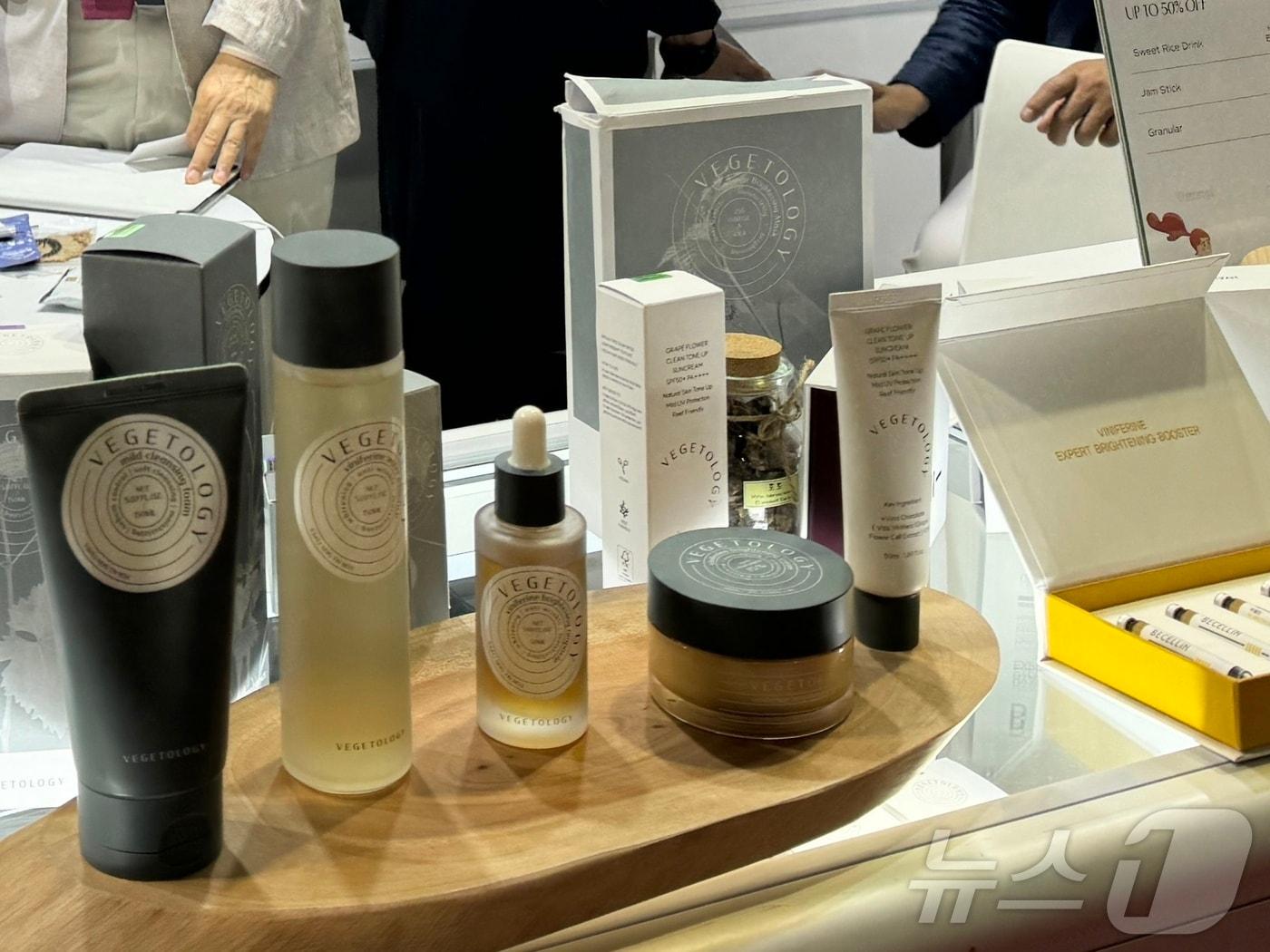본문 이미지 - 미하스&#40;MIHAS&#41; 박람회에 전시된 한국 화장품
