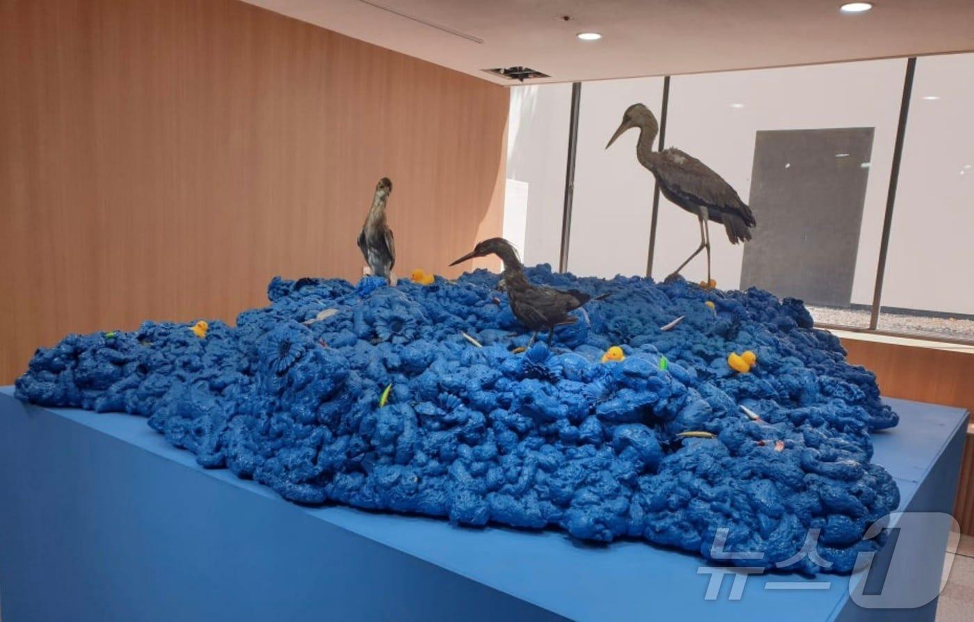 조정현 작가의 설치작품 '제로 아일랜드, 박제된 왜가리'(대구 행복북구문화재단 제공) ⓒ 뉴스1