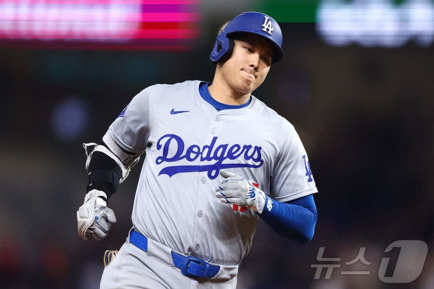 오타니 쇼헤이(LA 다저스)의 50호 홈런볼을 주운 팬이 협상없이 집으로 가져갔다. ⓒ AFP=뉴스1