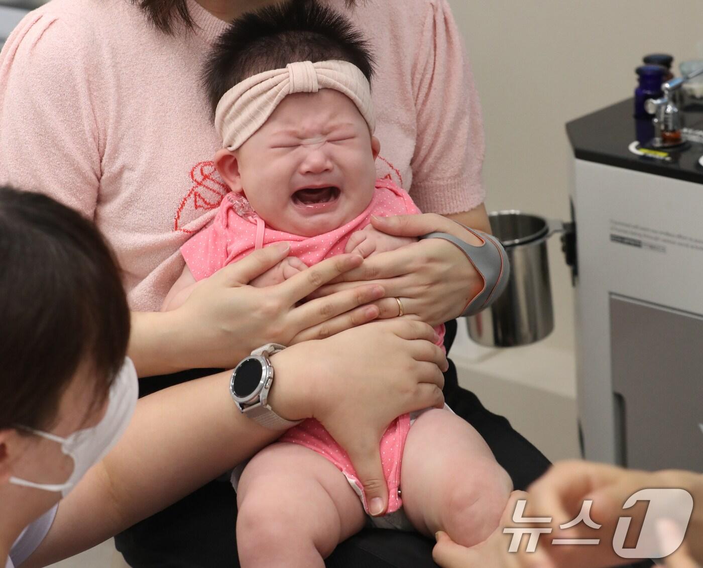 본문 이미지 - 2024~2025절기 인플루엔자&#40;독감&#41; 국가예방접종이 시작된 20일 경기 수원시 영통구의 한 소아과에서 아이가 독감 예방접종을 받고 있다. 2024.9.20/뉴스1 ⓒ News1 김영운 기자