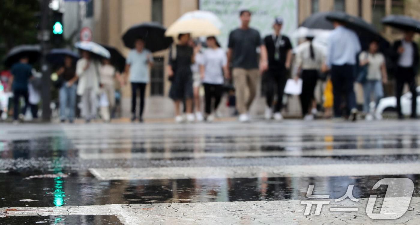 본문 이미지 - 횡단보도에서 우산을 쓴 시민들이 이동하고 있다. /뉴스1 ⓒ News1 박세연 기자
