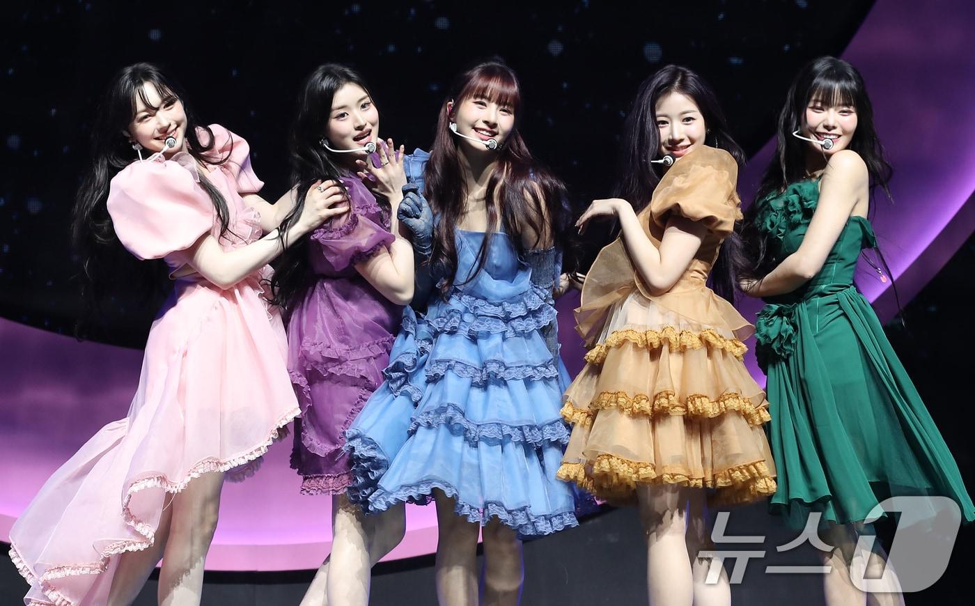 본문 이미지 - 그룹 피프티 피프티(FIFTY FIFTY) 문샤넬(왼쪽부터)과 아테나, 하나, 예원, 키나가 20일 서울 광진구 예스24라이브홀에서 가진 두 번째 미니 앨범 '러브 튠(Love Tune)' 발매 쇼케이스에서 수록곡을 선보이고 있다. 2024.9.20/뉴스1 ⓒ News1 권현진 기자