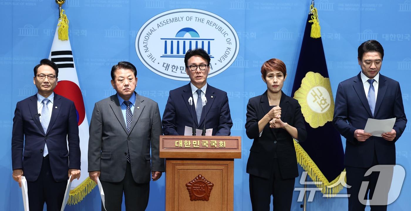 본문 이미지 - 국회 국방위원회 소속 더불어민주당 의원들이 20일 오후 서울 여의도 국회 소통관에서 계엄선포 요건 강화를 골자로 한 서울의봄 4법 발의 기자회견을 하고 있다. 왼쪽부터 박선원, 김병주, 김민석 의원, 수어통역사, 부승찬 의원. 2024.9.20/뉴스1 ⓒ News1 김민지 기자