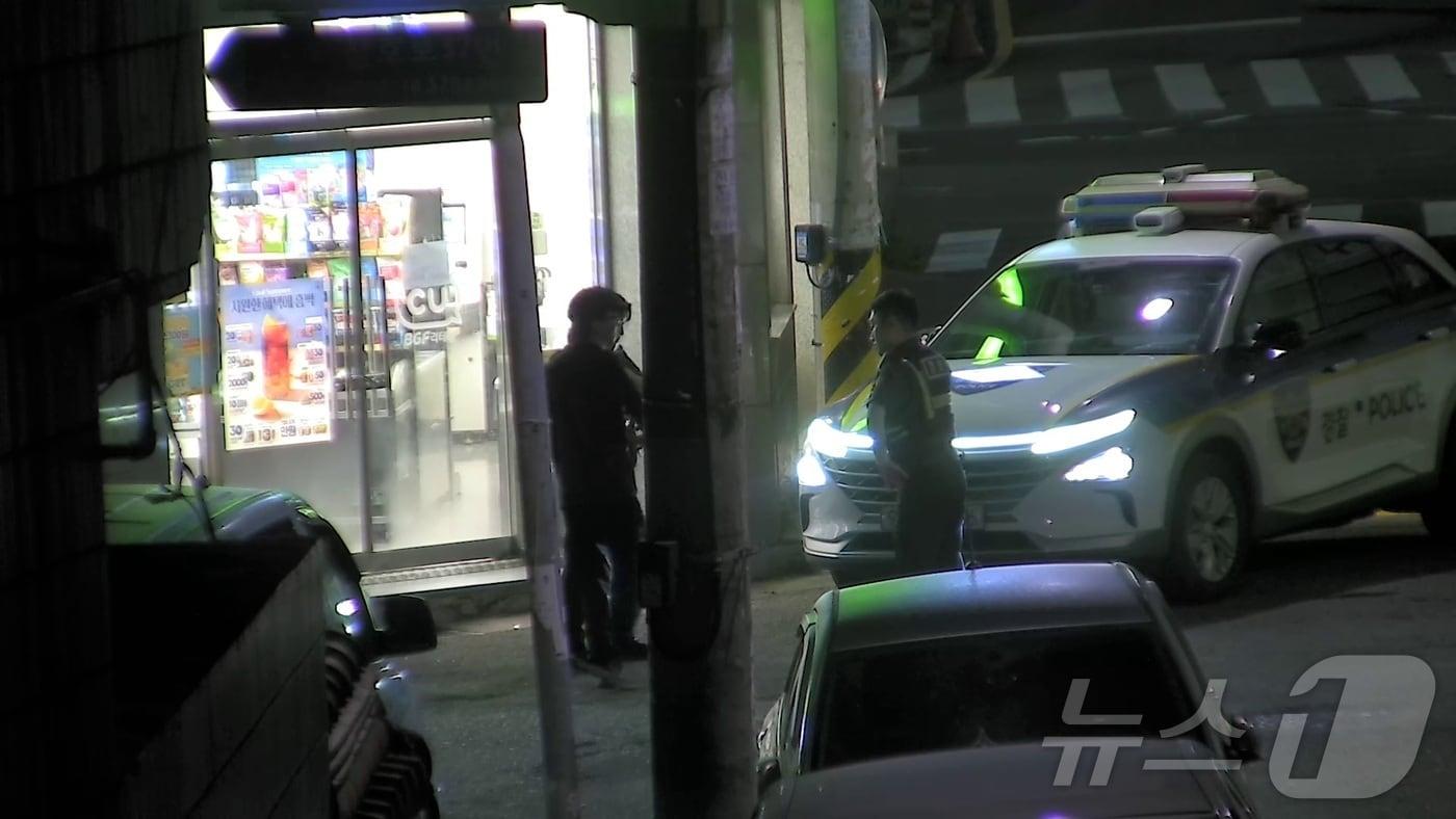 본문 이미지 - 울산 남구 CCTV(관찰카메라)통합관제센터가 지난 14일 새벽 시간 평상에 누워 자고 있던 남성의 가방을 절도한 40대 남성 검거를 도왔다고 20일 밝혔다.(울산 남구 제공)