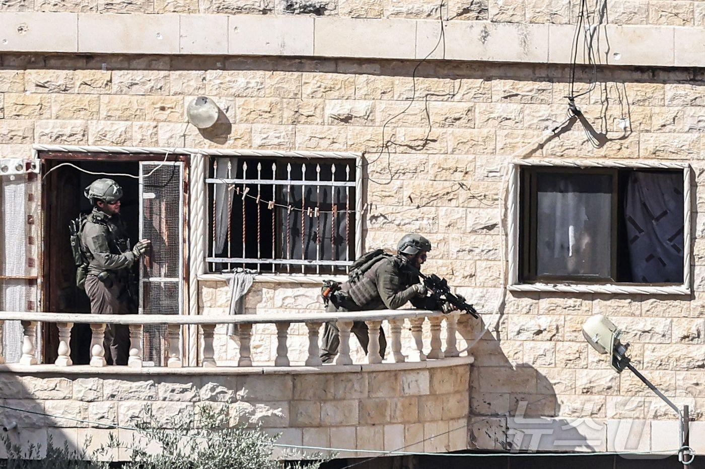 본문 이미지 - 이스라엘 군인들이 서안지구 제닌 남쪽 카바티아에서 한 건물의 발코니에서 작전을 펼치고 있다. ⓒ AFP=뉴스1 ⓒ News1 김지완 기자