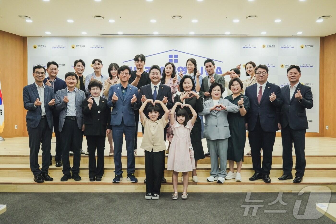 경기도의회의 웹드라마 ‘공동조례구역: JOA’ 제작발표회가 20일 오후 도의회 대회의실에서 진행됐다. 주연을 맡은 임호·김보영이 사제지간 도의원으로 출연해 ‘전세 사기’ ‘은둔형 외톨이’ 등의 사회문제를 다루는 내용이다.&#40;경기도의회 제공&#41;/