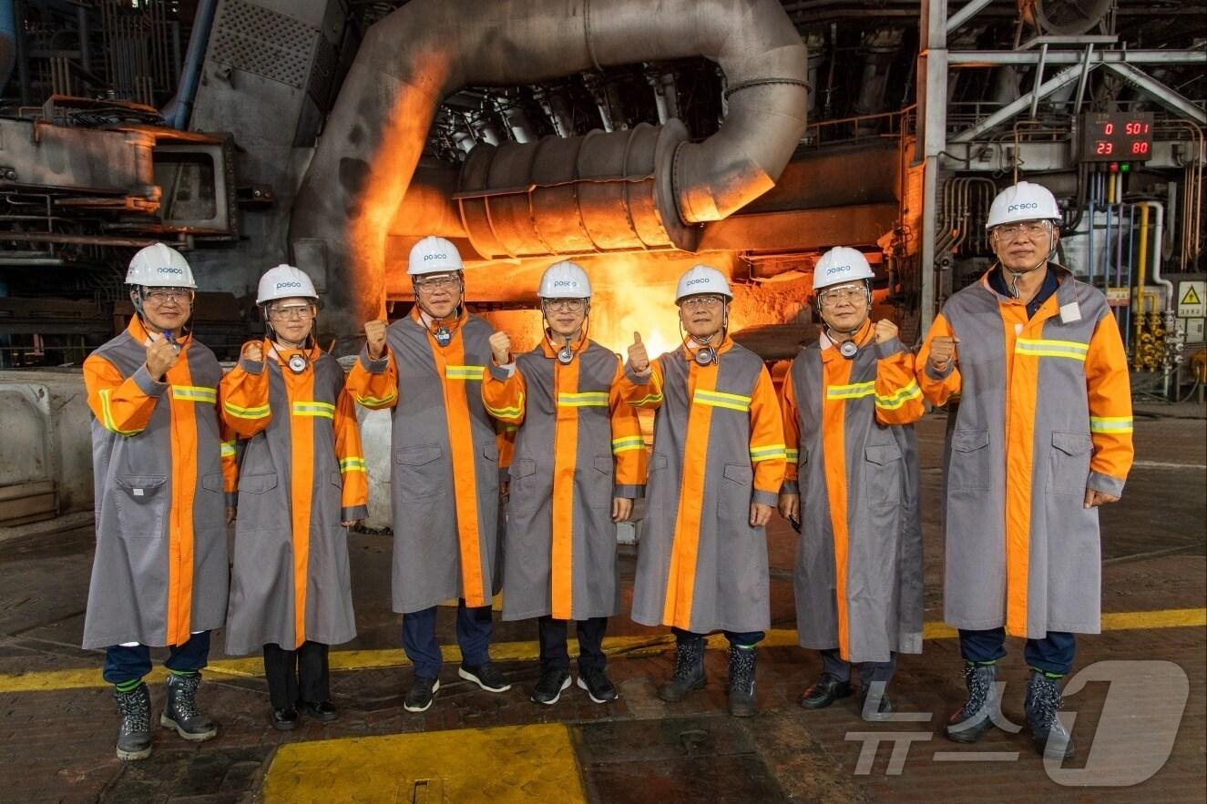 본문 이미지 - 김완섭 환경부 장관&#40;왼쪽에서 네번째&#41;이 20일 전남 광양시 포스코 광양제철소 1고로에서 방문 기념사진을 찍고 있다.&#40;광양제철 제공&#41;2024.9.20/뉴스1
