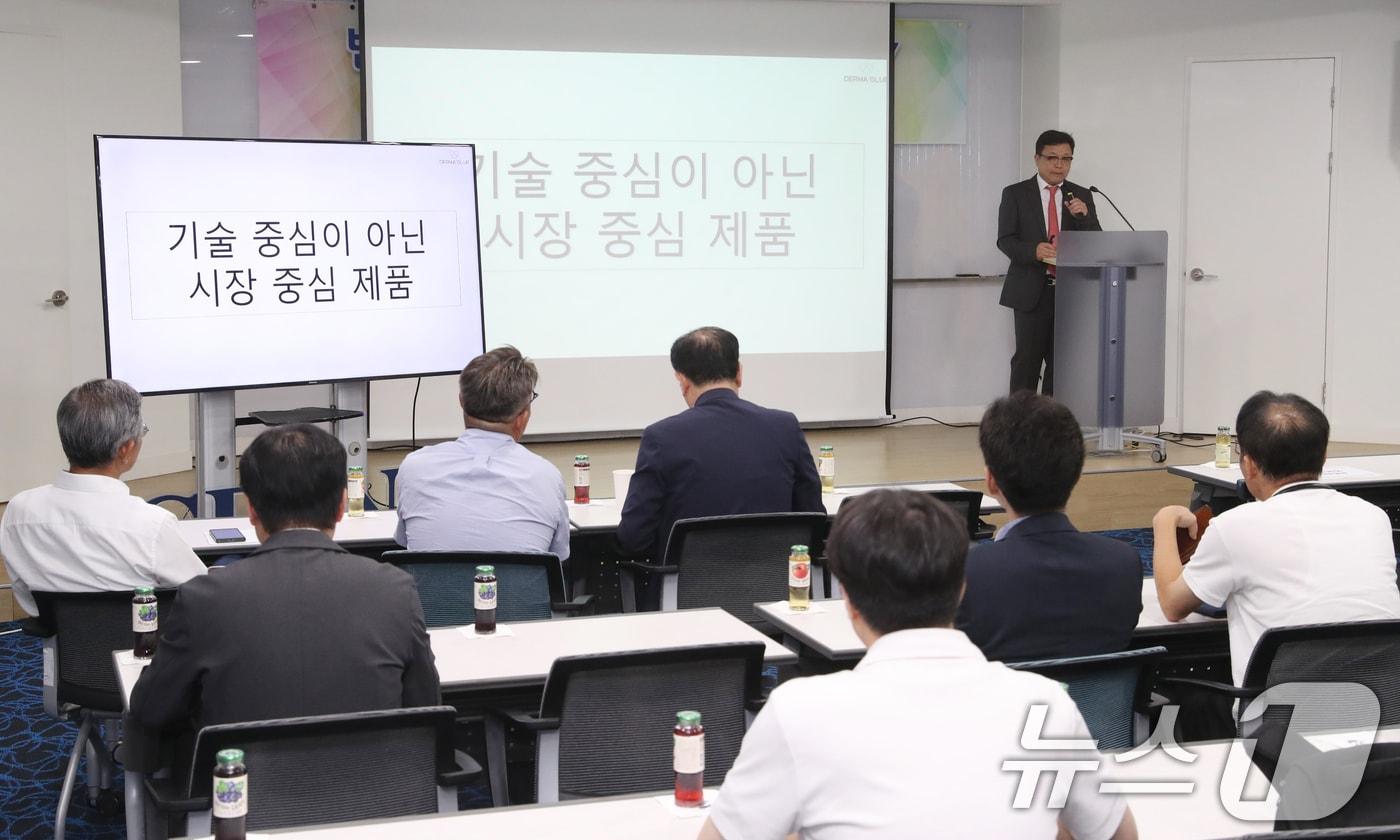 본문 이미지 - 김재봉 더마글루 대표가 20일 오후 경기 성남시 분당구 글로벌디지털혁신네트워크(GDIN)에서 열린 '반려동물 산업 육성 협의회' 제6회 IR(기업설명회)데이에서 성과 공유를 하고 있다. 2024.9.20/뉴스1 ⓒ News1 김영운 기자