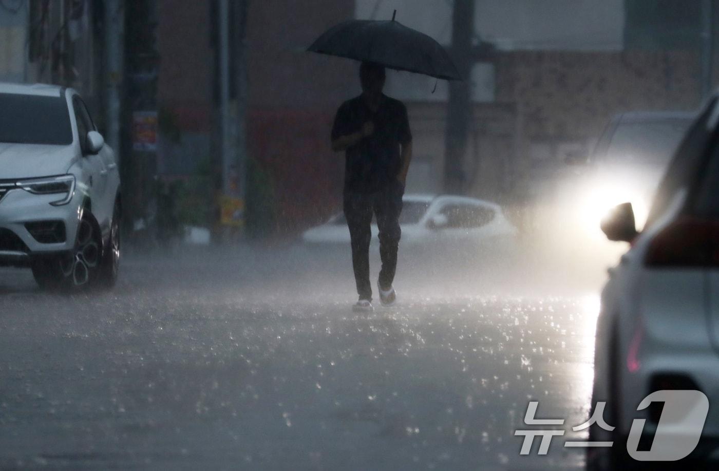 본문 이미지 - 경남 대부분 지역에 호우특보가 발효된 20일 오후 양산 하북면 한 도로에서 우산을 쓴 시민이 이동하고 있다. 2024.9.20/뉴스1 ⓒ News1 윤일지 기자