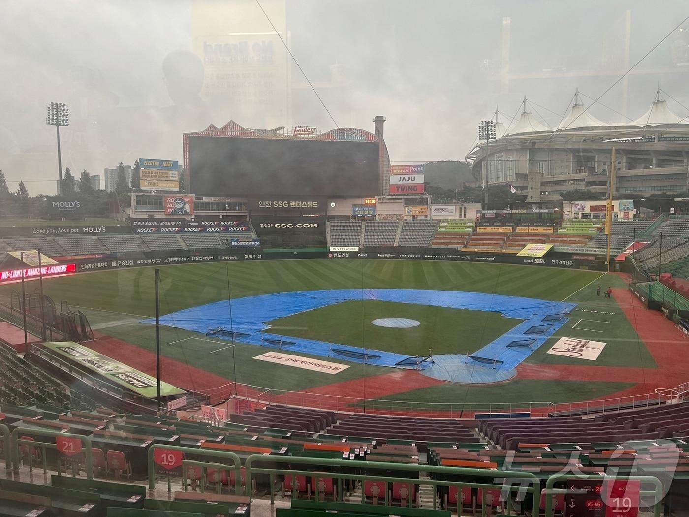 본문 이미지 - 20일 비 내리는 인천 SSG랜더스필드. ⓒ News1 문대현 기자