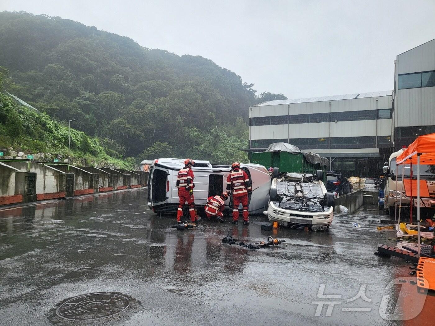 본문 이미지 - 동강그린모터스에서 교통사고대비 차량 인명구조 훈련을 진행한 소방대원들