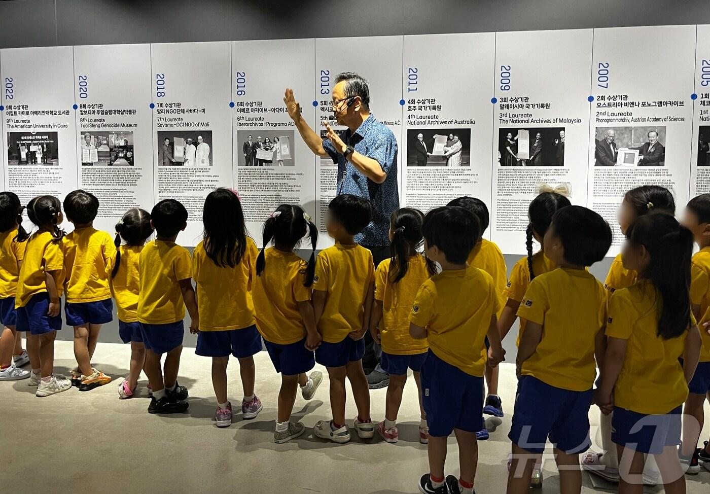 청주고인쇄박물관과 유네스코 국제기록유산센터가 지난 20일 아이원 어린이집 아동을 대상으로 '시니어가 들려주는 세계기록유산 이야기' 프로그램을 실시했다.(청주시 제공).2024.9.20/뉴스1
