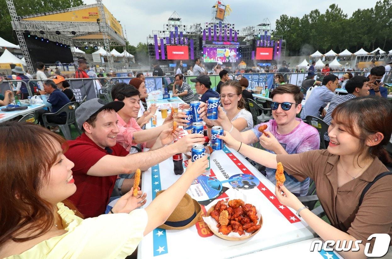 본문 이미지 - 대구 치맥 페스티벌을 찾은 외국인과 시민들이 치맥과 함께 즐거운 시간을 보내고 있다. 2019.7.17/뉴스1