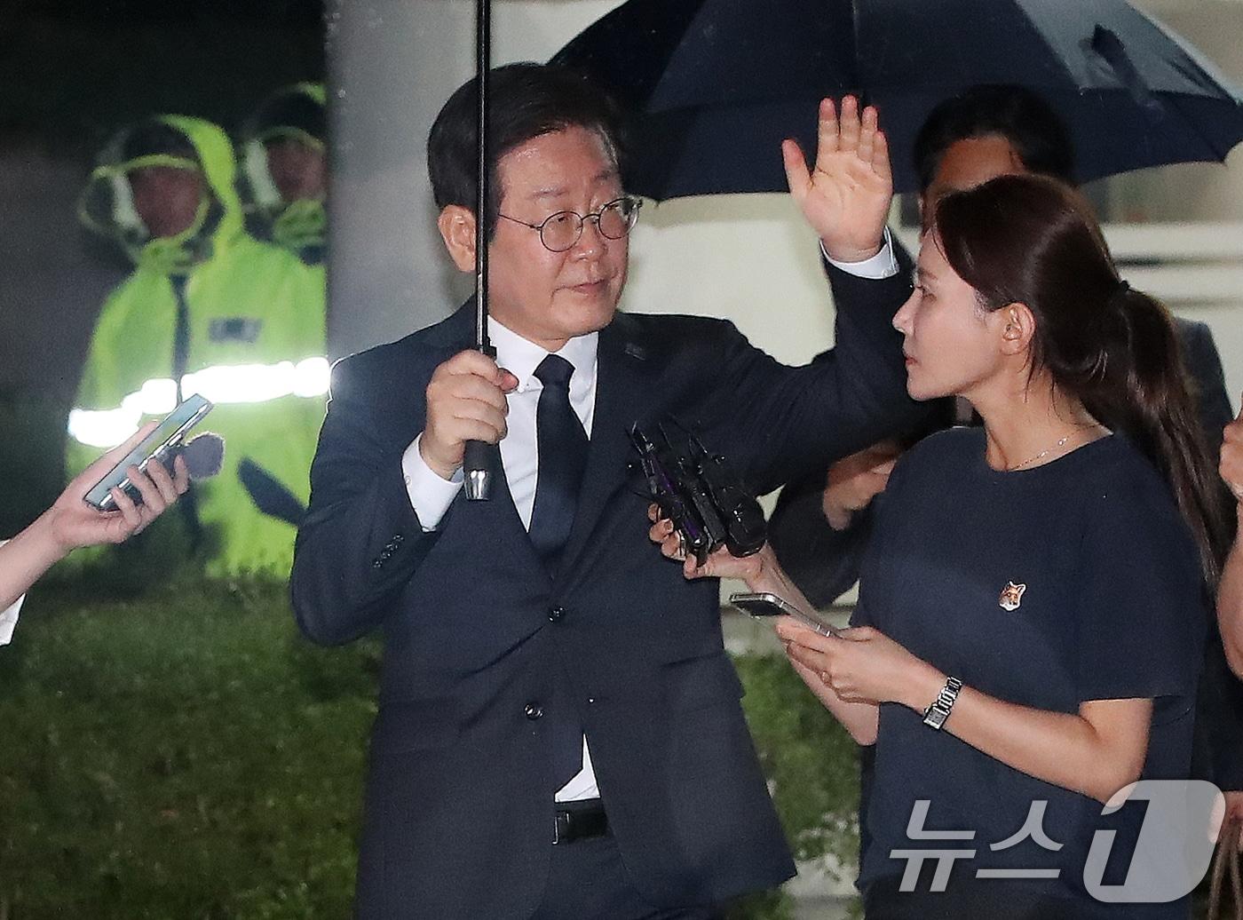 본문 이미지 - 이재명 더불어민주당 대표가 20일 서울 서초구 서울중앙지법에서 열린 공직선거법 위반 관련 결심 공판을 마친 뒤 법원을 나서며 지지자들을 향해 인사하고 있다. 검찰은 이날 이 대표에게 징역 2년을 구형했다. 2024.9.20/뉴스1 ⓒ News1 박세연 기자