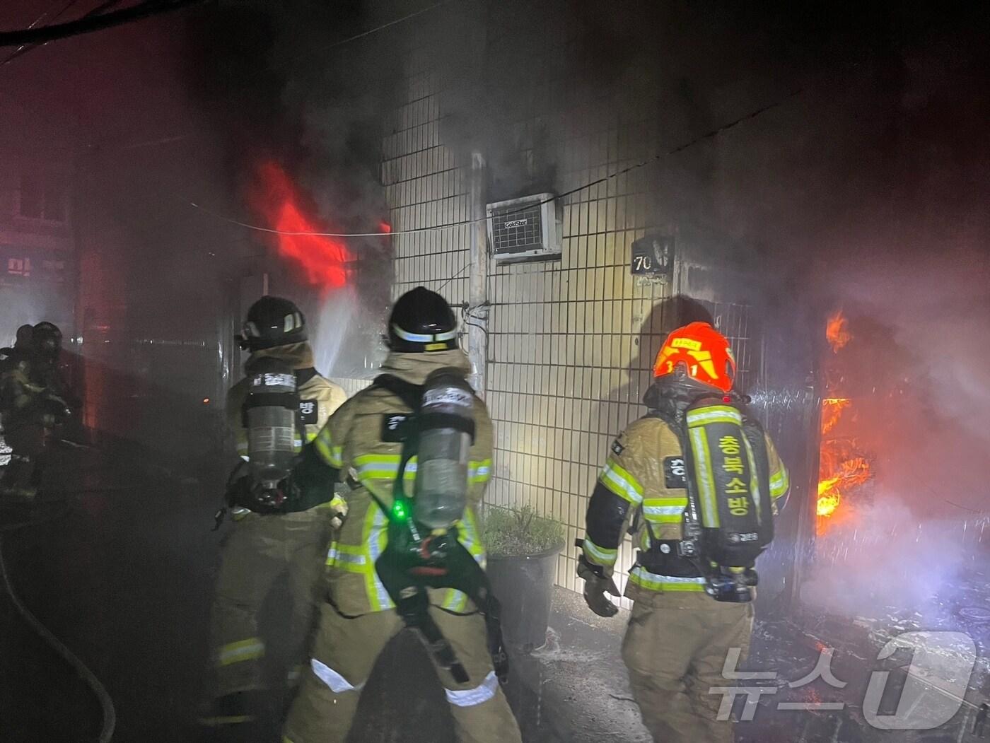 본문 이미지 - 21일 오전 1시44분쯤 충북 청주시 상당구 남주동의 한 여관에서 불이 나 3명이 숨졌다.(청주동부소방서 제공).2024.09.21./뉴스1