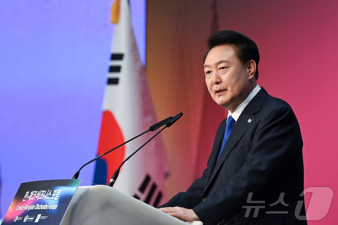 윤석열 대통령이 20일&#40;현지시간&#41; 체코 프라하 시내 한 호텔에서 열린 한·체코 비즈니스포럼에서 기조연설을 하고 있다. &#40;대통령실 제공&#41; 2024.9.21/뉴스1 ⓒ News1 송원영 기자