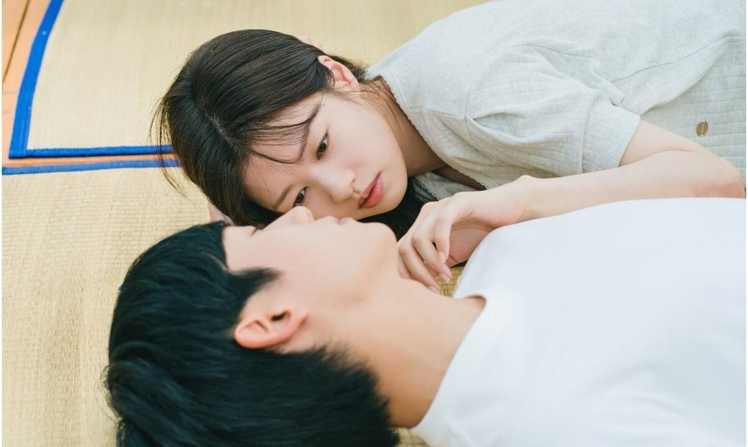 '엄친아' 정소민, 정해인 잠든 얼굴에 손 뻗었다…로맨스 기류 - 뉴스1