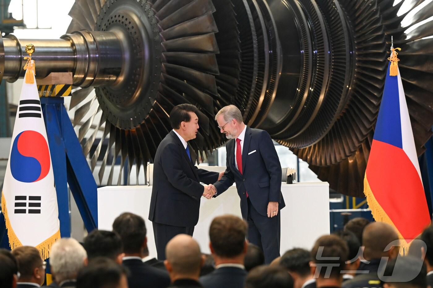 윤석열 대통령이 20일&#40;현지시간&#41; 체코 플젠 산업단지 내 두산스코다파워 공장에서 원전 전주기 협력 협약식과 터빈 블레이드 서명식을 마친 뒤에서 페트로 피알라 체코 총리와 악수하고 있다. &#40;대통령실 제공&#41; 2024.9.21/뉴스1 ⓒ News1 송원영 기자