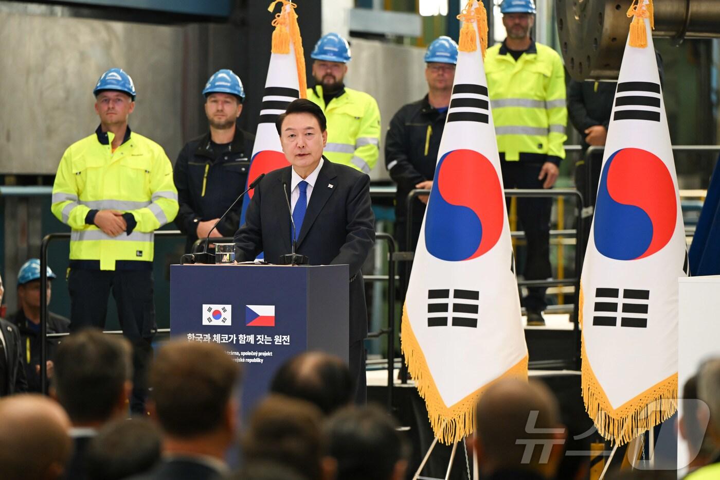 윤석열 대통령이 20일&#40;현지시간&#41; 체코 플젠 산업단지 내 두산스코다파워 공장에서 열린 원전 전주기 협력 협약식에서 축사를 하고 있다. &#40;대통령실 제공&#41; 2024.9.21/뉴스1 ⓒ News1 송원영 기자