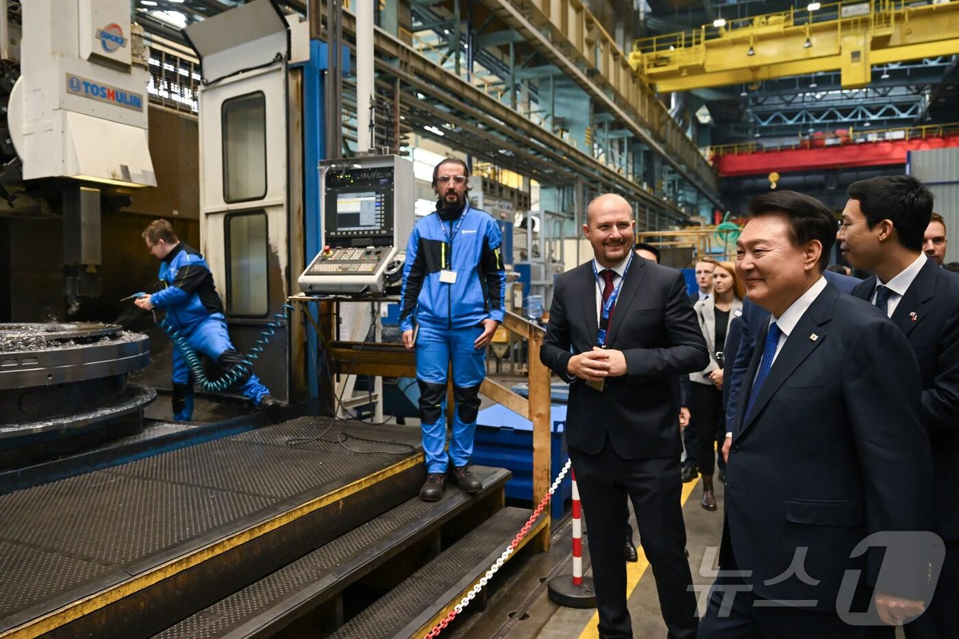 본문 이미지 - 윤석열 대통령이 20일(현지시간) 체코 플젠 산업단지 내 스코다JS 공장을 페트르 피알라 체코 총리와 함께 방문, 사용후 핵연료 저장용기 생산라인을 시찰하고 있다. (대통령실 제공) 2024.9.21/뉴스1 ⓒ News1 송원영 기자