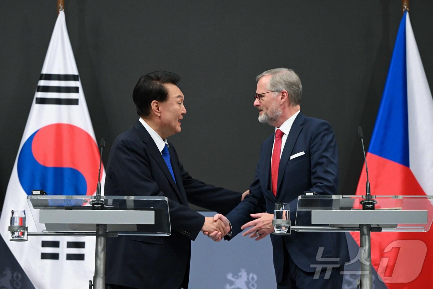 윤석열 대통령이 20일&#40;현지시간&#41; 프라하 체코 정부청사에서 한·체코 공동언론발표를 마치고 페트르 피알라 체코 총리와 악수하고 있다. &#40;대통령실 홈페이지&#41; 2024.9.21/뉴스1 ⓒ News1 송원영 기자