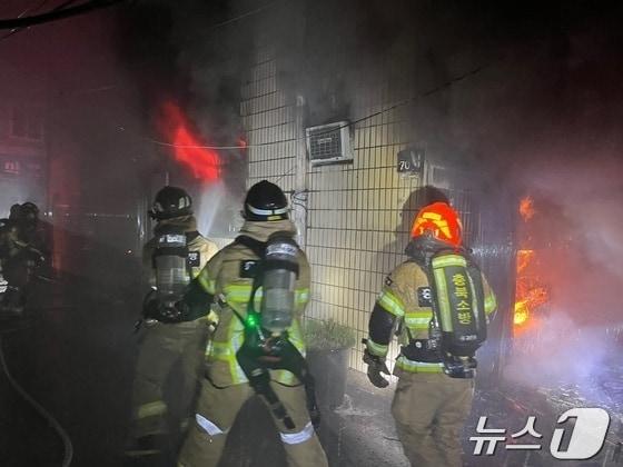 본문 이미지 - 21일 오전 1시44분쯤 충북 청주시 상당구 남주동의 한 여관에서 불이 나 3명이 숨졌다.(청주동부소방서 제공).2024.09.21./뉴스1