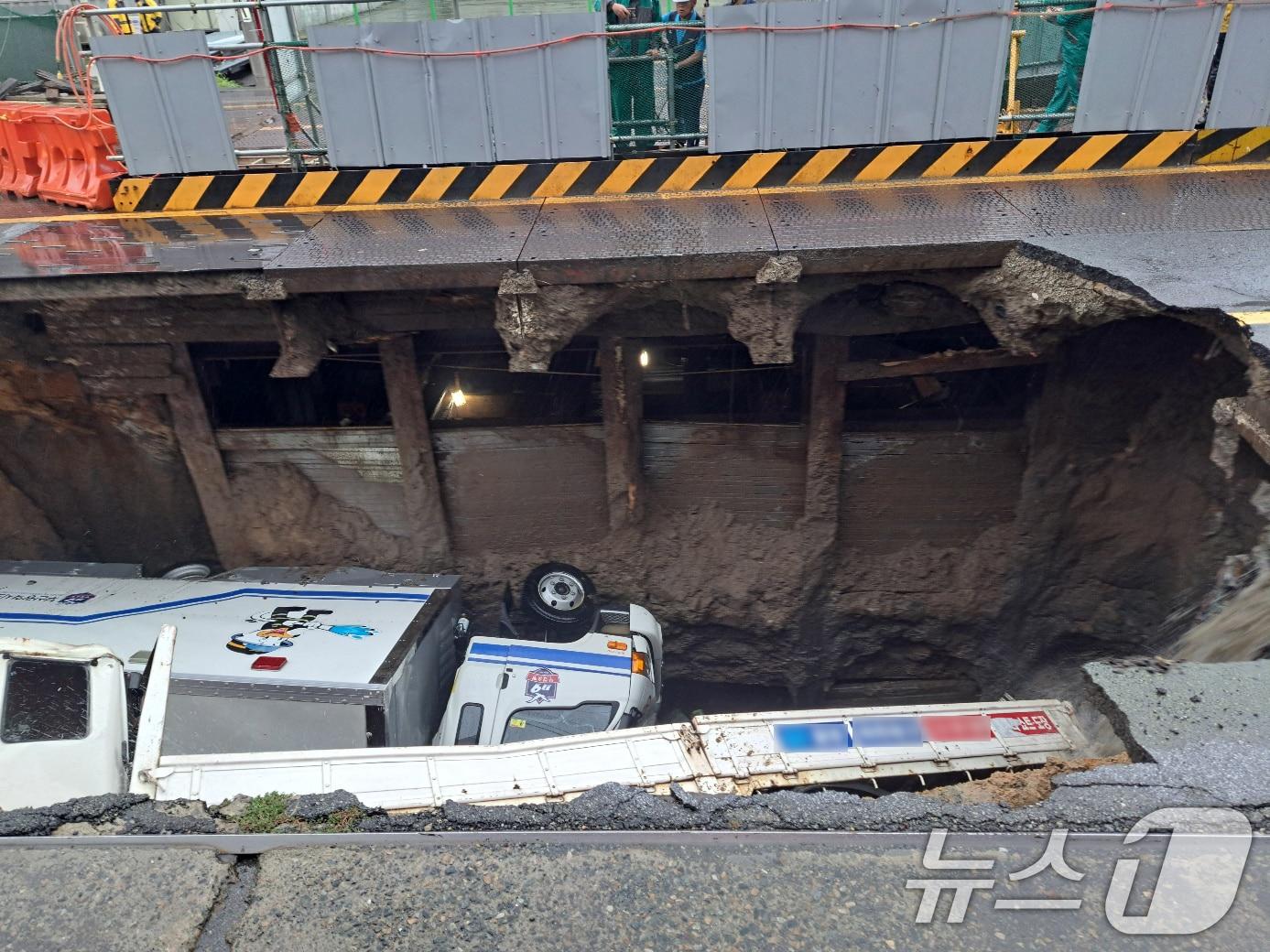 본문 이미지 - 부산 사상구 한 도로에서 땅꺼짐 현상(싱크홀)이 발생해 트럭 등이 빠져있다. 2024.9.21/뉴스1 ⓒ News1 윤일지 기자