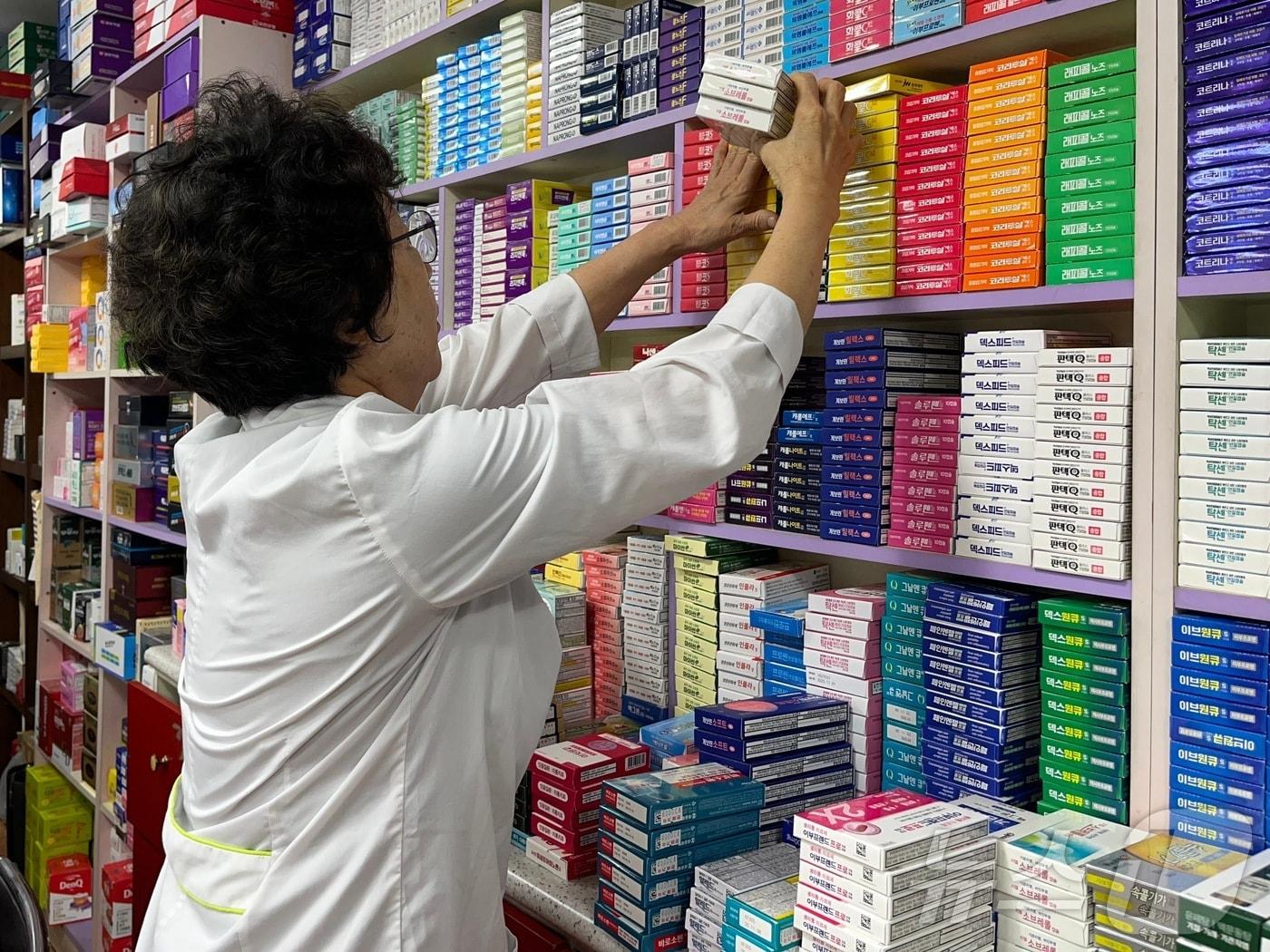본문 이미지 - 20일 오전 서울 금천구 시흥동 별장약국에서 약사 이금봉 씨가 약을 정리하고 있다. 2024.9.20/뉴스1