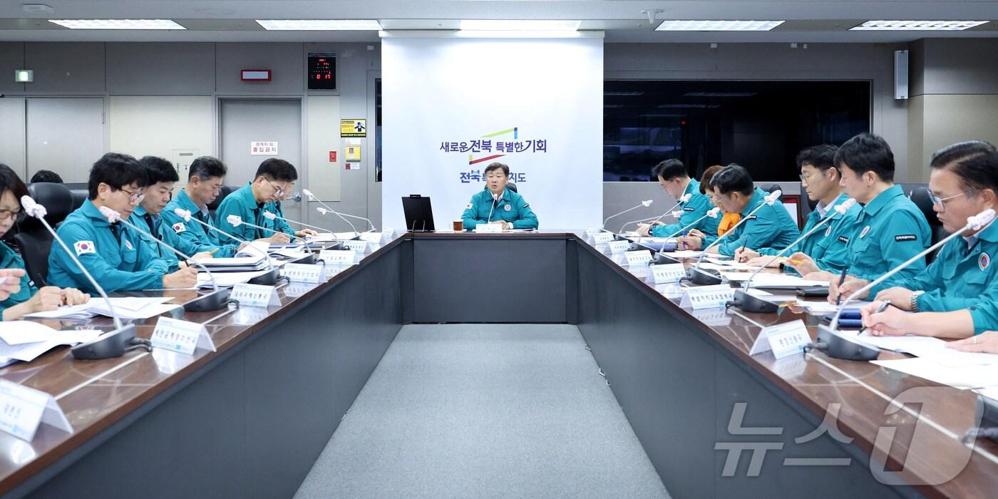 본문 이미지 - 21일 전북 전역에 호우 특보가 발효된 가운데 김관영 전북자치도지사가 도청 재난상황실에서 긴급 대책회의를 열고 14개 시·군 단체장 및 유관 부서들의 대응 상황을 점검하고 있다.(전북자치도 제공)/뉴스1 