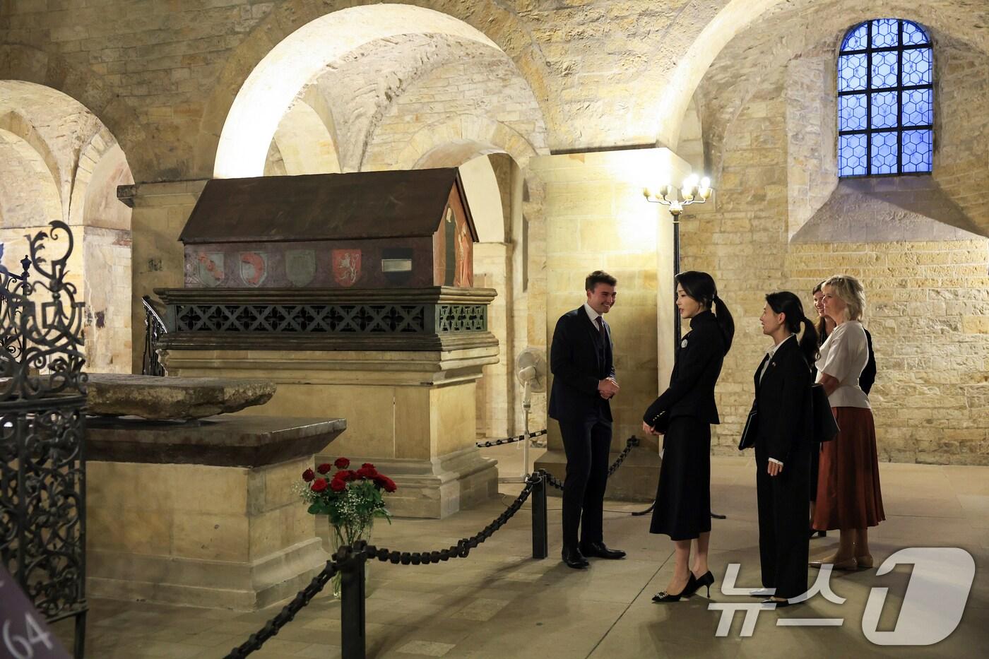 본문 이미지 - 윤석열 대통령의 체코 공식 방문에 동행한 김건희 여사가 19일(현지시간) 프라하성의 성 이르지 성당을 파벨 체코 대통령의 부인 에바 파블로바 여사와 함께 방문해 체코의 역사와 문화에 대한 설명을 듣고 있다. (대통령실 제공) 2024.9.21/뉴스1 ⓒ News1 송원영 기자