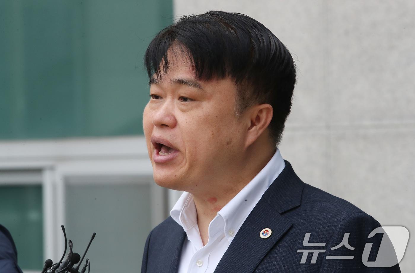 본문 이미지 - 임현택 대한의사협회 회장이 21일 서울 성북경찰서에서 의료계 집단행동에 동참하지 않은 의사·의대생의 신상 정보가 담긴 블랙리스트를 작성 혐의로 구속된 전공의 면회를 마치고 취재진의 질문에 답하고 있다. 2024.9.21/뉴스1 ⓒ News1 임세영 기자