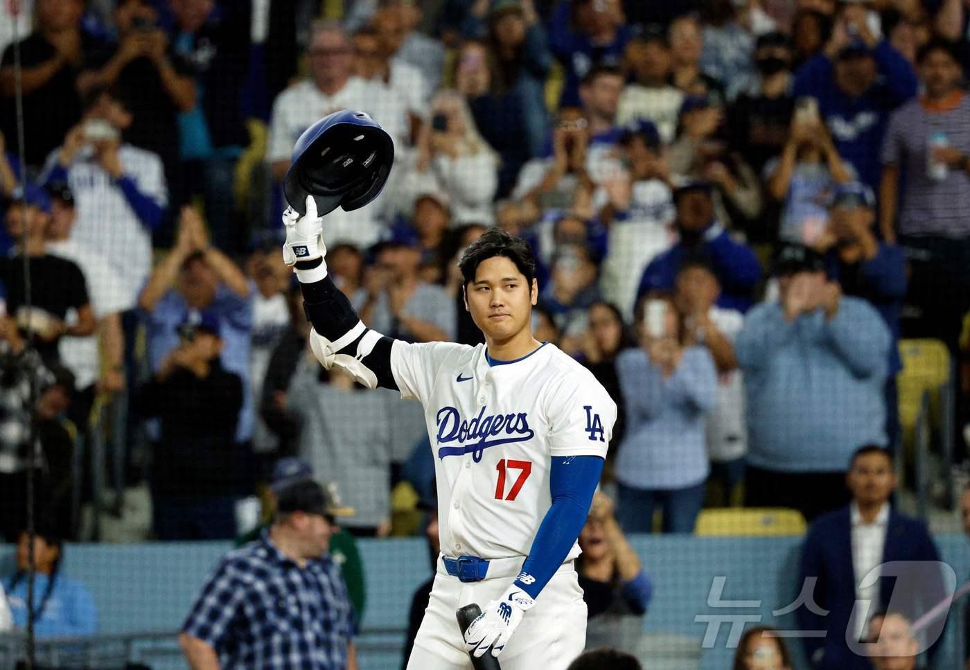 오타니 쇼헤이(LA 다저스)가 21일(한국시간) 열린 콜로라도 로키스전에서 홈팬들의 기립박수에 화답하고 있다.. ⓒ AFP=뉴스1