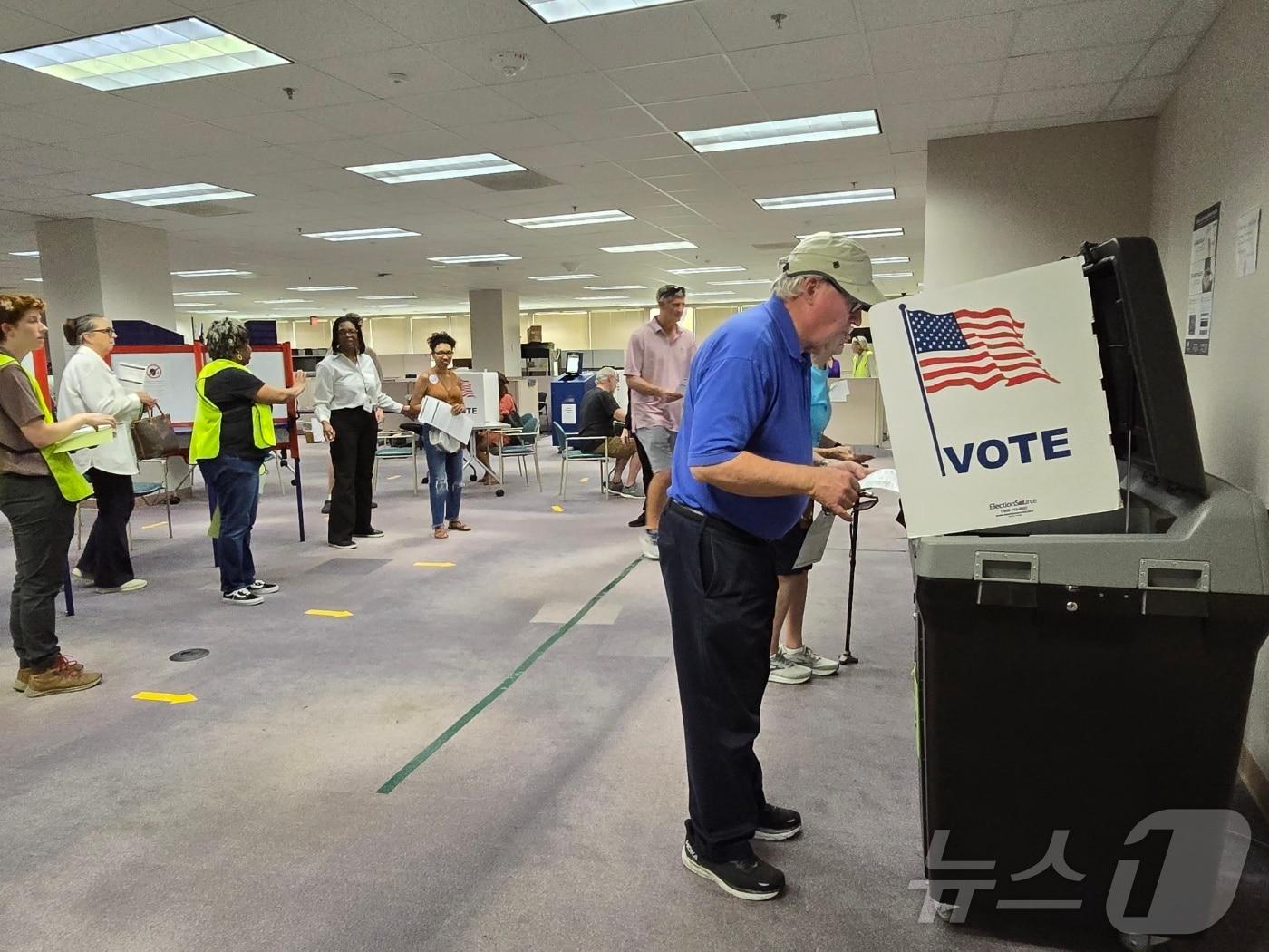 본문 이미지 - 20일(현지시간) 미국 버지니아주 페어팩스카운티 행정센터에 마련된 2024년 미국 대통령 선거 투표소에서 유권자들이 투표권을 행사하고 있다.<사진 류정민 워싱턴 특파원>