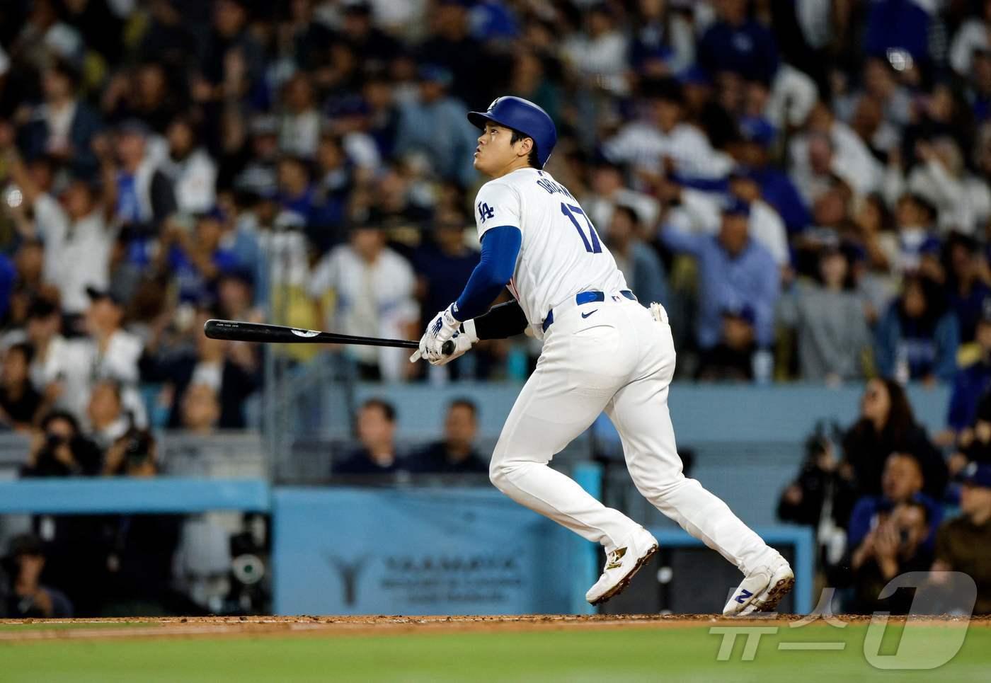 오타니 쇼헤이(30·LA 다저스)가 21일(한국시간) 열린 콜로라도 로키스전에서 시즌 51호 홈런을 때린 뒤 타구를 바라보고 있다. ⓒ AFP=뉴스1