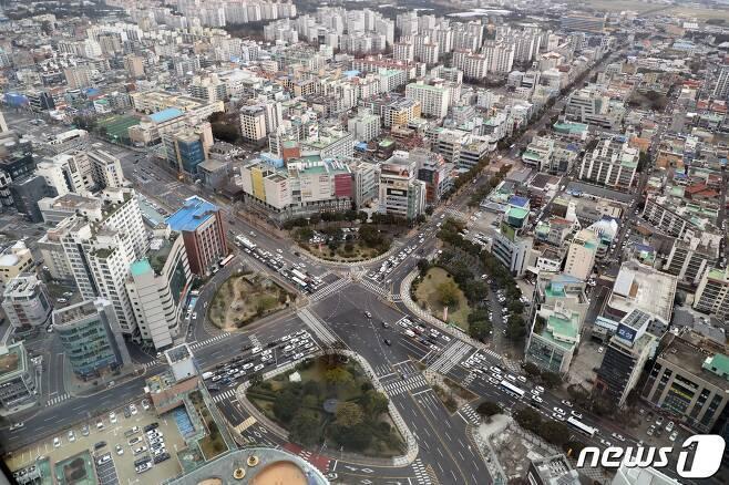 본문 이미지 - 민간아파트 분양가격이 서울에 이어 전국에서 두번째로 높은 제주에도 '반값 아파트'로 불리는 토지임대부 주택 건립이 추진된다. 제주시내 전경./뉴스1