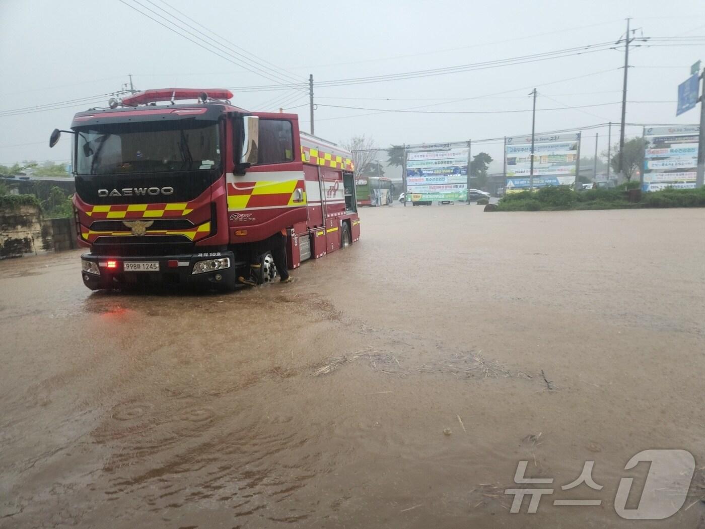 본문 이미지 - 집중호우가 이어진 21일 오후 3시 15분쯤 전남 고흥군 과역면의 한 도로가 침수돼 있다.(전남소방본부 제공)2024.9.21/뉴스1 ⓒ News1 김동수 기자