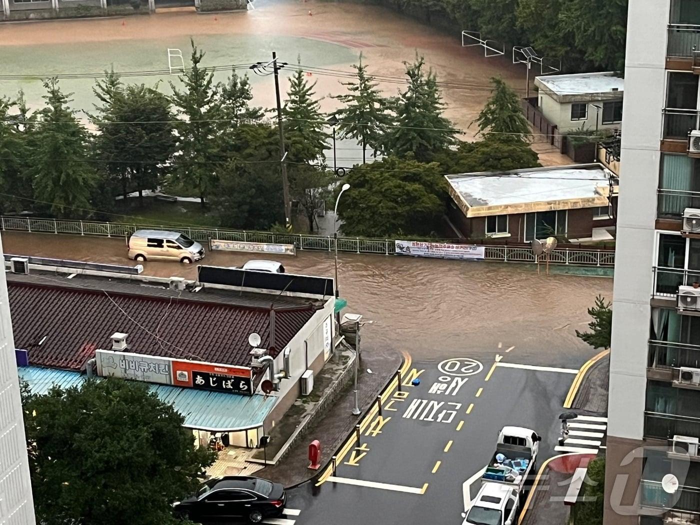 본문 이미지 - 21일 오후 전남 보성군 보성여중 인근 주택가가 집중호우로 침수된 모습. (독자제공) 2024.9.21/뉴스1