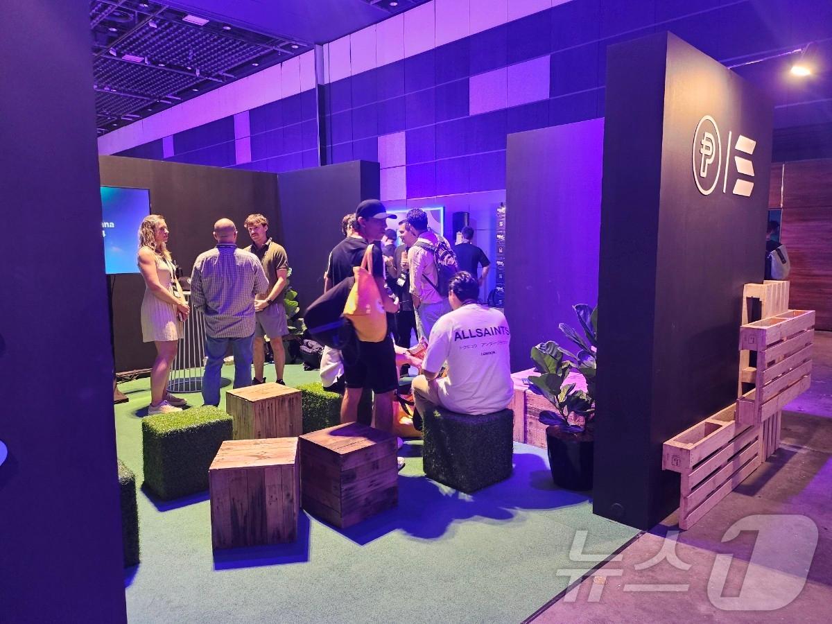 본문 이미지 - 21일 싱가포르 선텍 컨벤션 센터에서 열린 '브레이크포인트 2024' 내 페이팔USD 부스 현장.