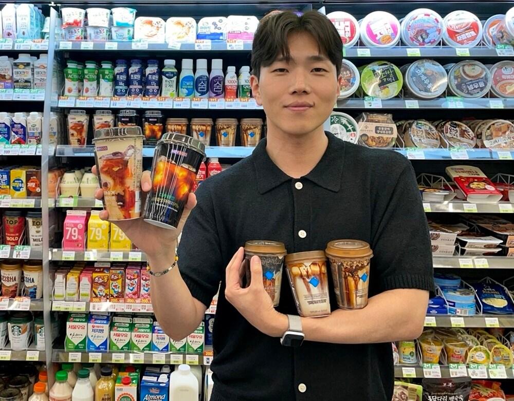 본문 이미지 - CU가 가을 시즌 냉장커피 매출 성수기를 맞아 가성비 PB 커피, 유명 카페와의 콜라보 상품 등을 잇따라 출시하며 컵커피 라인업 강화에 나섰다.(CU제공)