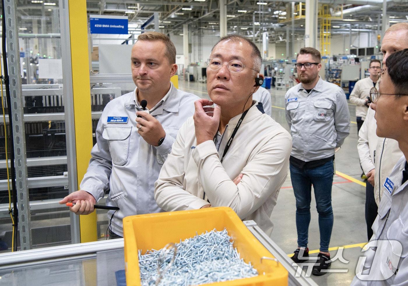 정의선 현대자동차그룹 회장이 19일(현지시간) 체코 오스트라바시 인근 노소비체에 위치한 현대자동차 체코공장을 방문해 현지 임직원들과 함께 생산 라인을 점검하고 있다. (현대차그룹 제공) 2024.9.22/뉴스1 ⓒ News1 박지혜 기자