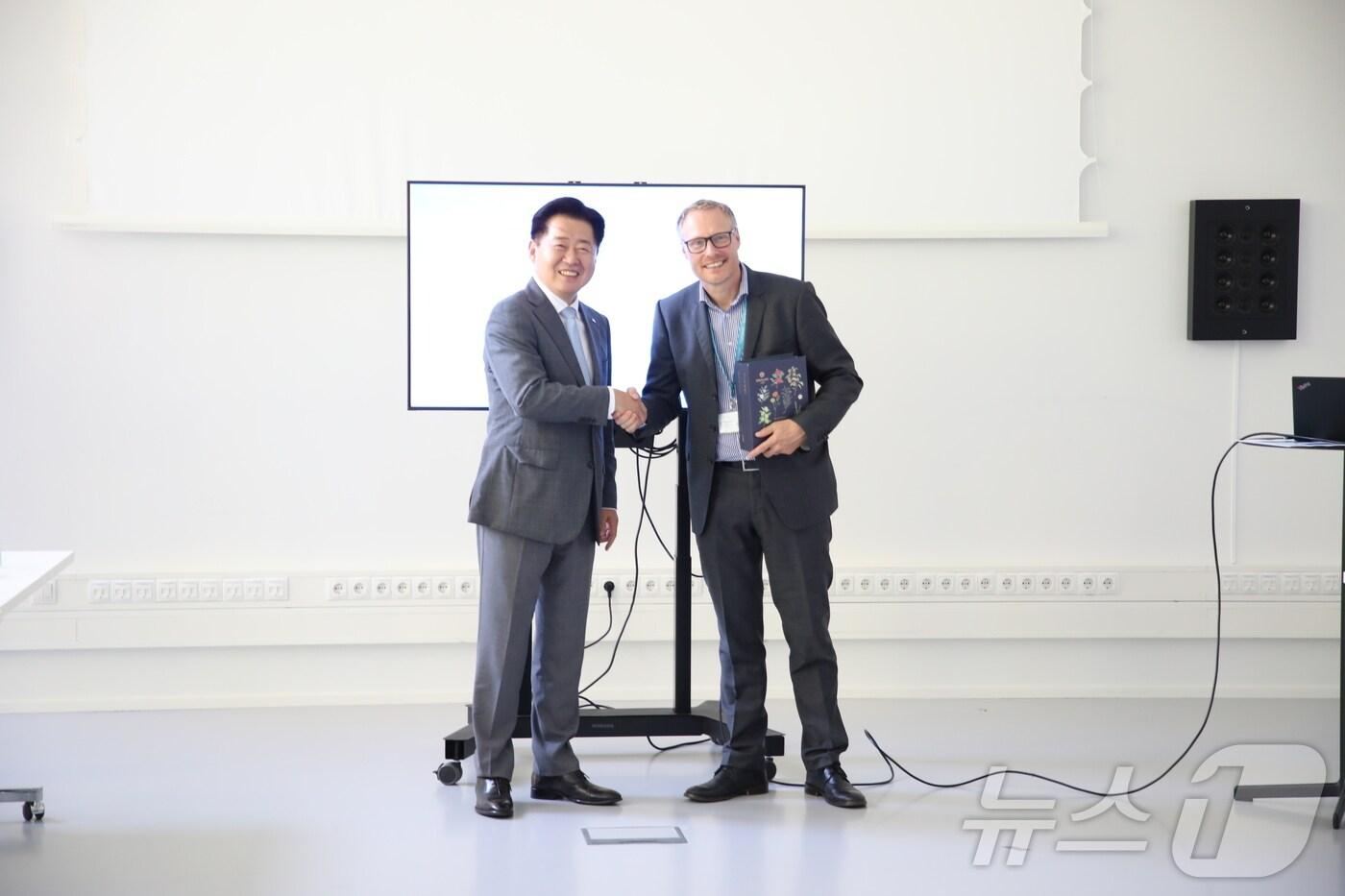 본문 이미지 -  오영훈 제주도지사(사진 왼쪽)가 현지 시각 20일 코펜하겐에 위치한 에너지청을 방문해 스티 우페 피터슨 에너지청 부청장(사진 오른쪽)과 면담을 갖고 제주와 덴마크의 탄소중립 정책을 교류하고 있다.(제주도청 제공)/뉴스1