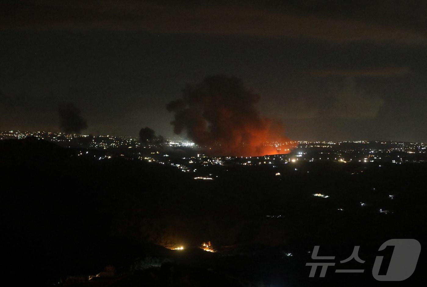 본문 이미지 - 21일(현지시간) 레바논 남부 마르자윤에서 이스라엘군 공습에 건물이 불타오르면서 연기가 하늘을 뒤덮고 있다. 2024.09.21/ ⓒ 로이터=뉴스1 ⓒ News1 박재하 기자