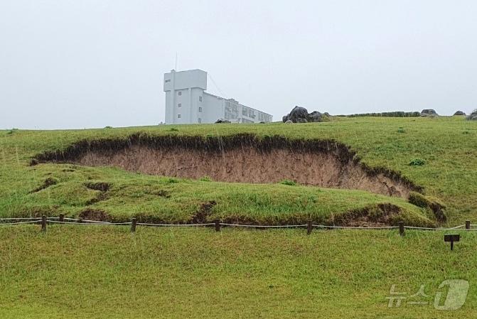 본문 이미지 - 경남 김해시에 있는 유네스코 세계유산 대성동고분군 상부 일부가 21일 내린 폭우로 인해 붕괴돼 있다. 대성동고분군은 지난해 유네스코 세계유산위원회가 등록한 국내 7개 가야고분군 중 하나다. (김해시 제공) 2024.9.22/뉴스1