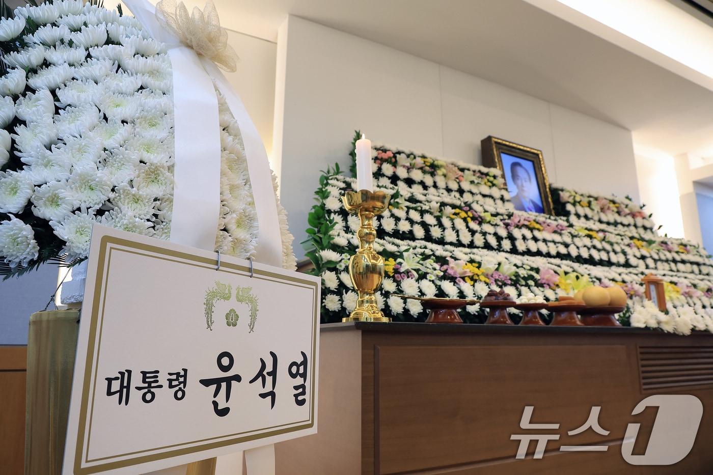 본문 이미지 - 22일 오후 서울 종로구 연건동 서울대학교병원 장례식장에 마련된 고 장기표 신문명정책연구원 원장 빈소에 윤석열 대통령의 조화가 자리하고 있다. 2024.9.22/뉴스1 ⓒ News1 박정호 기자